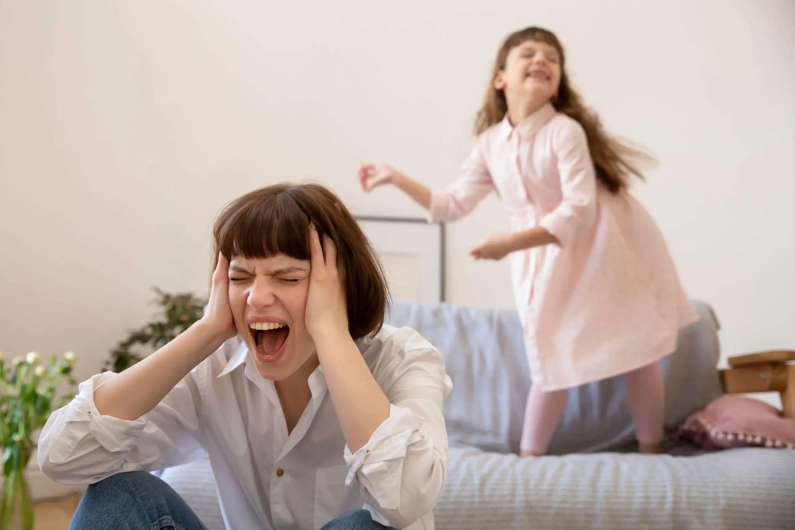 Mor som skriker av stress og utmattelse i overgangsalderen